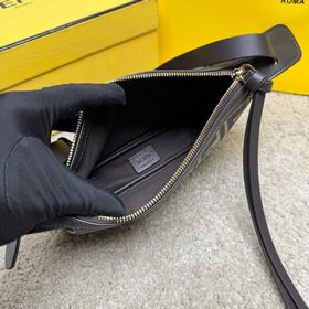 Маленькая сумка Simply FENDI, представленная на показе осенне-зим