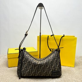 Средняя сумка Simply FENDI, представленная на показе осенне-зимне