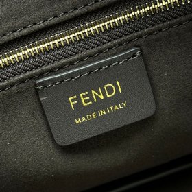 Средняя сумка Simply FENDI, представленная на показе осенне-зимне