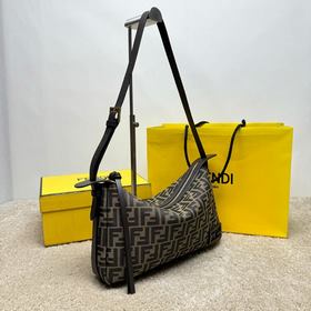 Средняя сумка Simply FENDI, представленная на показе осенне-зимне