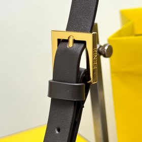 Средняя сумка Simply FENDI, представленная на показе осенне-зимне