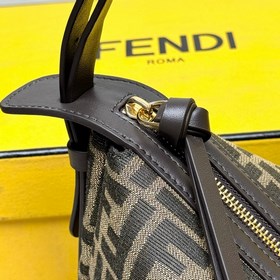 Средняя сумка Simply FENDI, представленная на показе осенне-зимне