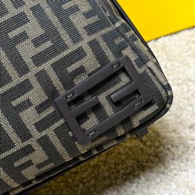 Средняя сумка Simply FENDI, представленная на показе осенне-зимне