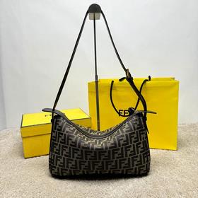 Средняя сумка Simply FENDI, представленная на показе осенне-зимне