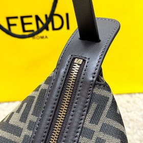 Средняя сумка Simply FENDI, представленная на показе осенне-зимне