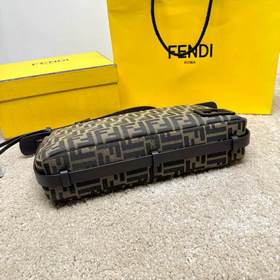 Средняя сумка Simply FENDI, представленная на показе осенне-зимне