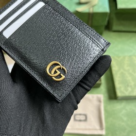 Карман для карт из серии GG Marmont. Каждый сезон бренд воплощает