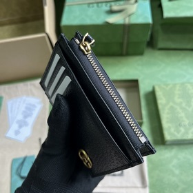 Карман для карт из серии GG Marmont. Каждый сезон бренд воплощает