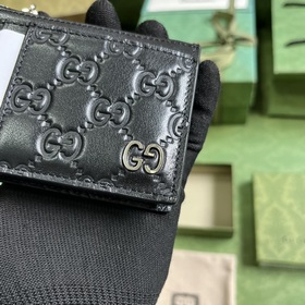 Карман для карт из серии GG Marmont. Каждый сезон бренд воплощает