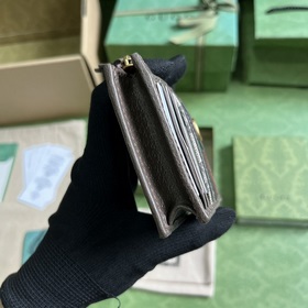 Карман для карт из серии GG Marmont. Каждый сезон бренд воплощает