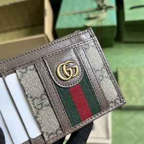 Карман для карт из серии GG Marmont. Каждый сезон бренд воплощает