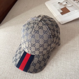 GUCCI Гуччи, лаконичная бейсболка, очень модная! Спортивный стиль
