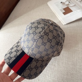 GUCCI Гуччи, лаконичная бейсболка, очень модная! Спортивный стиль