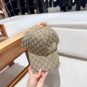 GUCCI Гуччи, лаконичная бейсболка, очень модная! Спортивный стиль