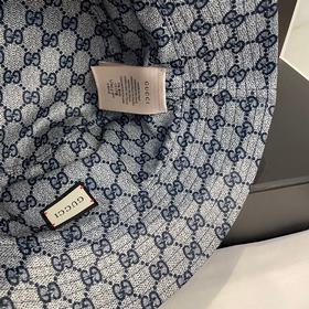 Новая модель двусторонняя рыбацкая кепка Gucci 2025 выглядит очен