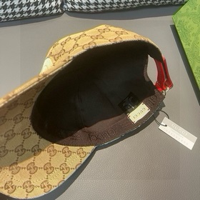 В комплекте с тканевым мешочком, новая бейсболка Gucci (Гуччи), в
