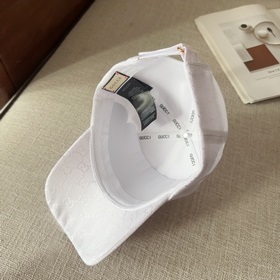 GUCCI Гуччи, лаконичная бейсболка, очень модная! Спортивный стиль