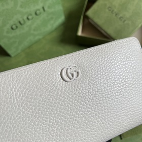 Длинный кошелек из серии GG Marmont. Этот кошелек из серии GG Mar
