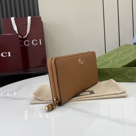 Длинный кошелек из серии GG Marmont. Этот кошелек из серии GG Mar