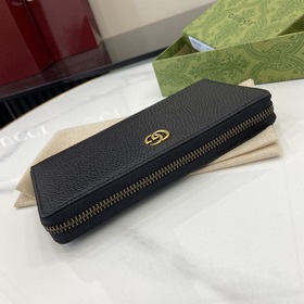 Длинный кошелек из серии GG Marmont. Этот кошелек из серии GG Mar