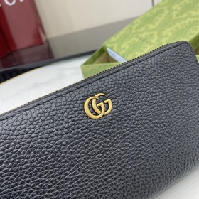 Длинный кошелек из серии GG Marmont. Этот кошелек из серии GG Mar