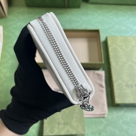 Кошелек с полной застежкой-молнией из серии Gucci Blondie. Серия
