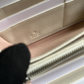 Кошелек с полной застежкой-молнией из серии Gucci Blondie. Серия 