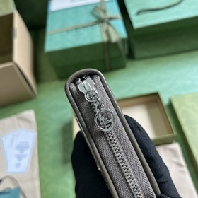 Кошелек с полной застежкой-молнией из серии Gucci Blondie. Серия 