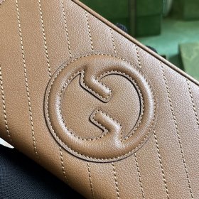 Кошелек на молнииз серии Gucci Blondie. Серия Gucci Blondie сочет