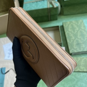 Кошелек на молнииз серии Gucci Blondie. Серия Gucci Blondie сочет