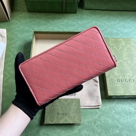 Кошелек с полной застежкой-молнией из серии Gucci Blondie. Серия