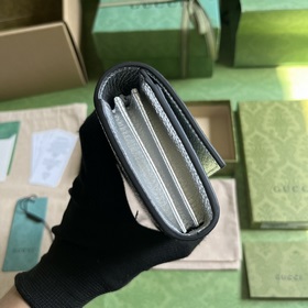 Длинный кошелек из серии GG Marmont. На этом длинном кошельке из