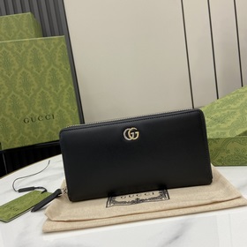 Новинка Кошелек из серии GG Marmont. Характерный узор бренда прев