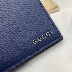 Двухстворчатый кошелек с логотипом Gucci. Аксессуары для повседне