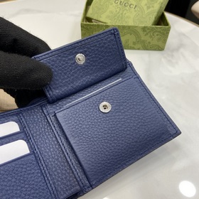 Двухстворчатый кошелек с логотипом Gucci. Аксессуары для повседне