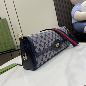 Новинка Средняя сумка через плечо из серии Gucci Luce. Сумкиз сер
