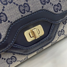 Новинка Средняя сумка через плечо из серии Gucci Luce. Сумкиз сер