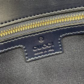 Новинка Средняя сумка через плечо из серии Gucci Luce. Сумкиз сер