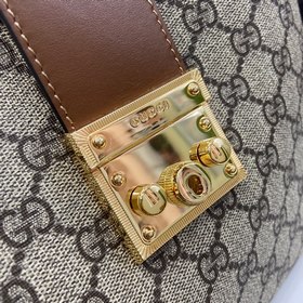 Новинка Средняя сумка через плечо из серии Padlock. Эта сумка чер