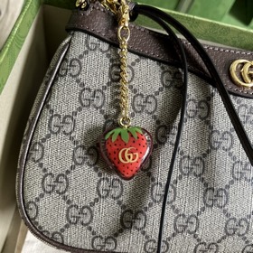 Новый кулон GG Strawberry, представленный в различных сериях брен