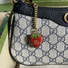 Новый кулон GG Strawberry, представленный в различных сериях брен