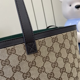 Новая модель Средняя сумка-тоут из серии Gucci Totissima Этот акс