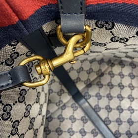 Новая модель Средняя сумка-тоут из серии Gucci Totissima Серия Gu
