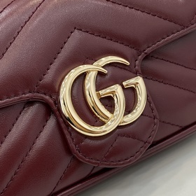 Новинка Сумка GG Marmont Эта сверхмини-сумочка из серии GG Marmon