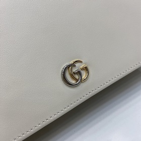 Новинка Кошелек с цепочкой из серии GG Marmont. Характерный для б