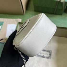 Мини-сумка через плечо из серии Gucci Blondie. Серия Gucci Blondi
