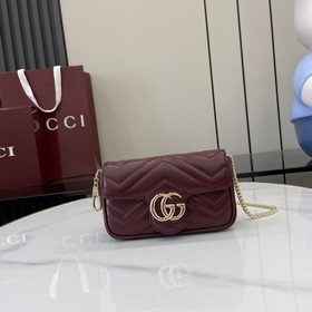 Новинка Сумка GG Marmont Эта сверхмини-сумочка из серии GG Marmon