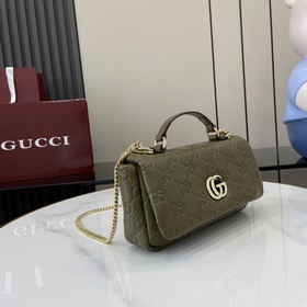 Мини-сумка через плечо из серии GG Milano Во время Недели моды в 