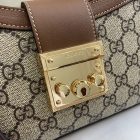 Новинка Маленькая сумка через плечо из серии Padlock. Эта маленьк