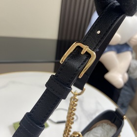 Новинка Маленькая сумка через плечо из серии Padlock. Эта маленьк